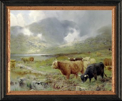 schilderij van Schotse highlands bij een meer afgebeeld op canvasdoek in zwarte lijst met goud detail