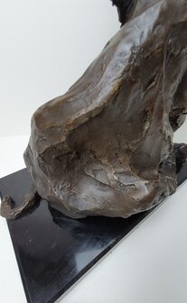 Brons beeld van zittende olifant met slurf omhoog slagtanden en grote oren 