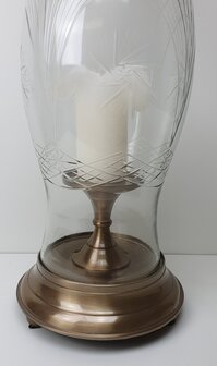 Groot windlicht van goudkleurige standaard met glas