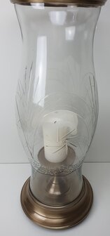 Groot windlicht van goudkleurige standaard met glas