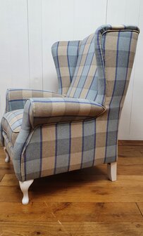 Wing chair in blauwe ruit