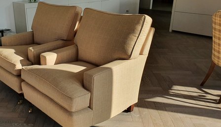 Klassieke Engelse fauteuil met wieltjes in Dickens meubelstof