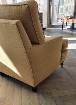 Klassieke Engelse fauteuil met wieltjes in Dickens meubelstof