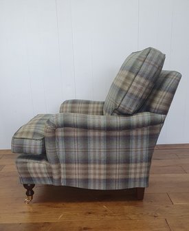 Klassiek Engelse fauteuil in Mulberry wollen tartan ruit