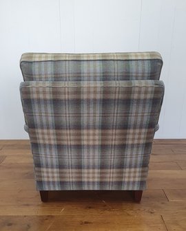 Klassiek Engelse fauteuil in Mulberry wollen tartan ruit