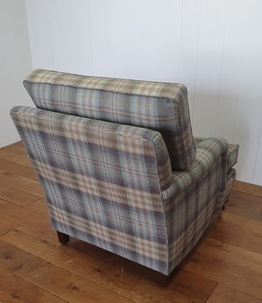 Klassiek Engelse fauteuil in Mulberry wollen tartan ruit