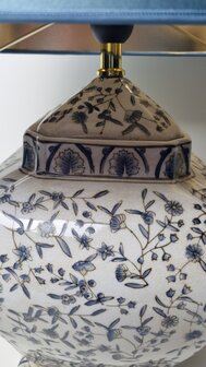 aardewerk lampvoet met blauwe tekening en blauwe kap