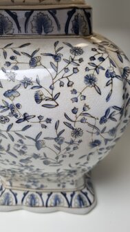 aardewerk lampvoet met blauwe tekening en blauwe kap