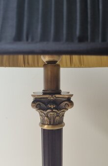 Empire style mahonie kleur houten voet met messing details