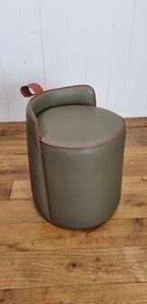 Voetenbank      stool in leerlook 