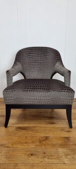 fauteuil gestoffeerd in zwarte velvet met een patroon