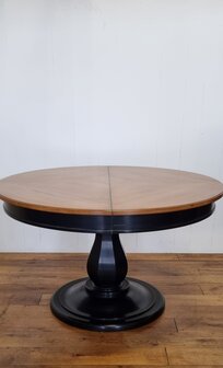 ronde kersenhouten tafel met zwarte kolom poot