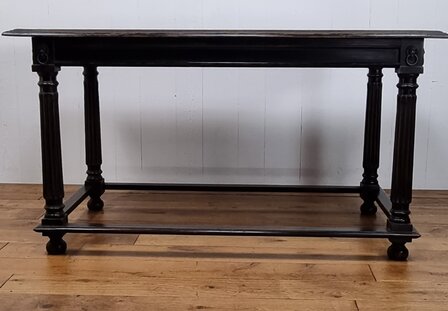 &quot;Renaissance&quot; Center Table  Midden tafel met poten in renaissancestijl, afgewerkt met typische bronzen leeuwenkop