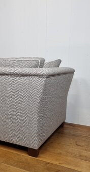 bank Yolan 2&frac12; sits