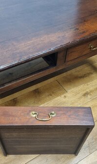 Engelse antiek-replica salon tafel