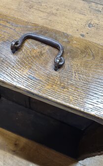 Antieke salontafel met laden