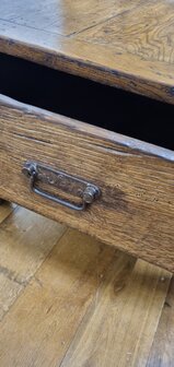 Antieke salontafel met laden