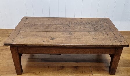 Antieke salontafel met laden