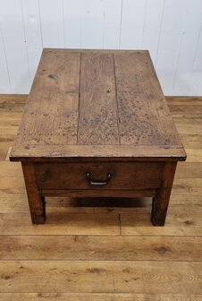 Antieke salontafel met laden