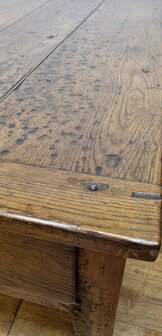 Antieke salontafel met laden