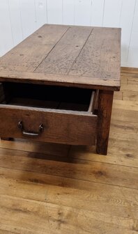 Antieke salontafel met laden