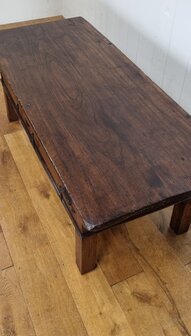 Antieke Spaanse salontafel van kastanjehout