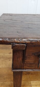 Antieke Spaanse salontafel van kastanjehout