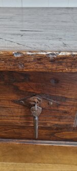 Antieke Spaanse salontafel van kastanjehout