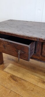 Antieke Spaanse salontafel van kastanjehout