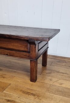 Antieke Spaanse salontafel van kastanjehout