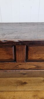 Antieke Spaanse salontafel van kastanjehout