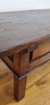 Antieke Spaanse salontafel van kastanjehout