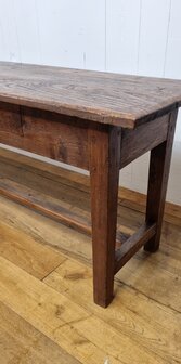 oude wandtafel met onderbalk