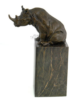 Brons beeld zittende neushoorn op marmeren sokkel