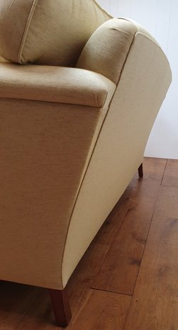 Bank Engelse sofa met strakke uitlopende armen en bolpoot met messing wiel