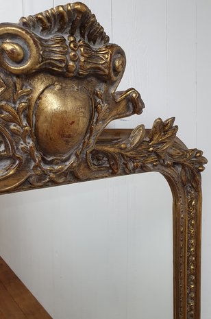 Franse spiegel  antique look met ornamenten  Brocante baroque kuif mirror
