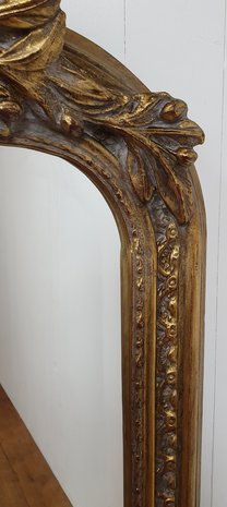 Franse spiegel  antique look met ornamenten  Brocante baroque kuif gouden 