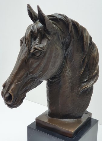 bronzen paarden hoofd op marmer horse 