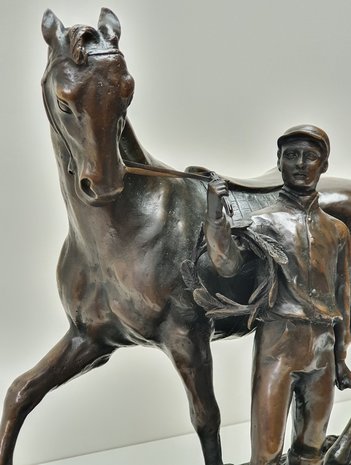 bronzen paard met ruiter  dressuurpaard horse marble