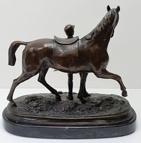 bronzen paard met ruiter  dressuurpaard horse marmer sokkel