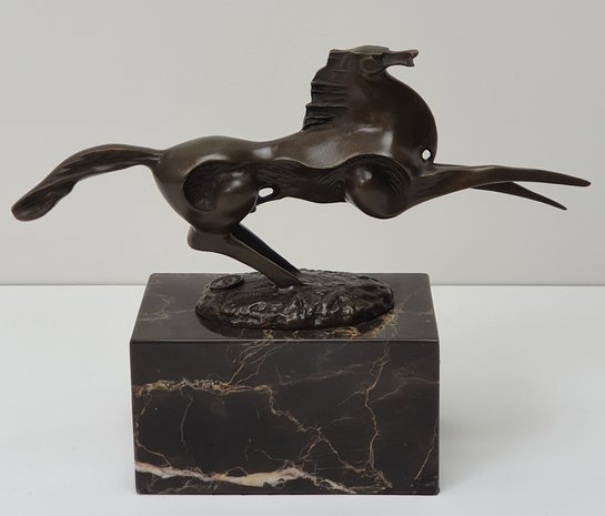 modern artestiek bronzen paard op marmer 