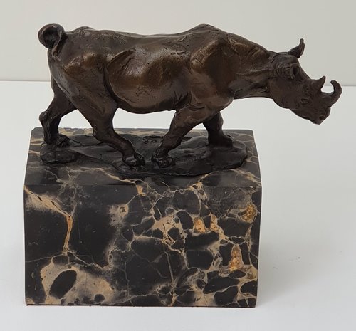 Bronzen neushoorn on marble bronze rhino 