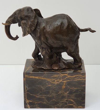 bronzen olifant bronze elephant on marble 