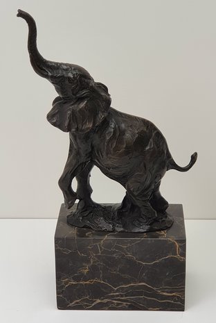 bronzen olifant met slurf op bronze elephant trunk up on marble  