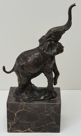 bronzen olifant met slurf op bronze elephant trunk up on marble  
