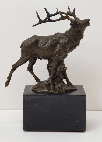 burlend hert bronstijd roaring deer brons op marmer op sokkel