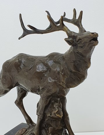 burlend hert bronstijd roaring deer brons op marmer op sokkel