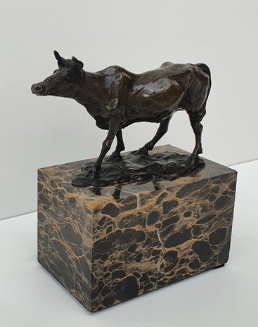 bronzen koe bronze cow op marmer  