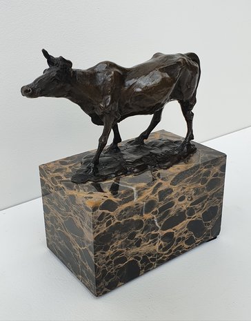 bronzen koe bronze cow op marmer  