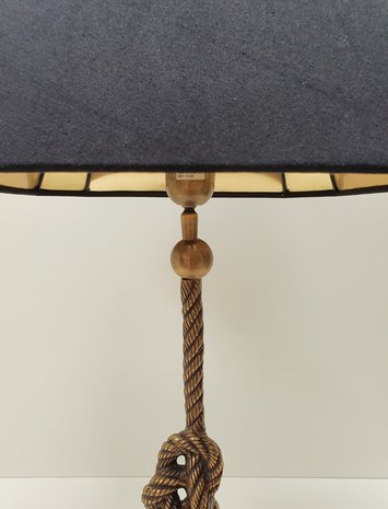 Tafellamp met messing knoop voet op een natuursteen sokkel en zwarte kap